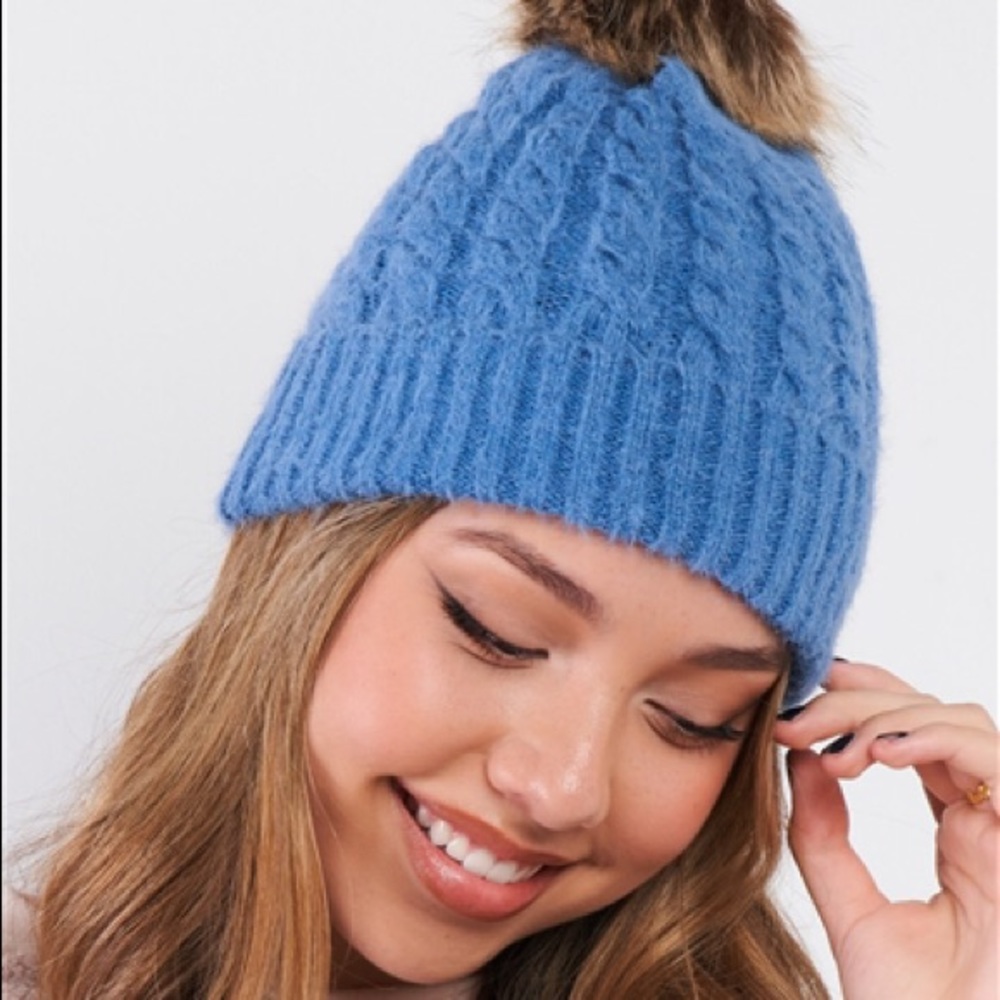 🌵Faux Fur Beanie🌵 - Picture 4 of 5